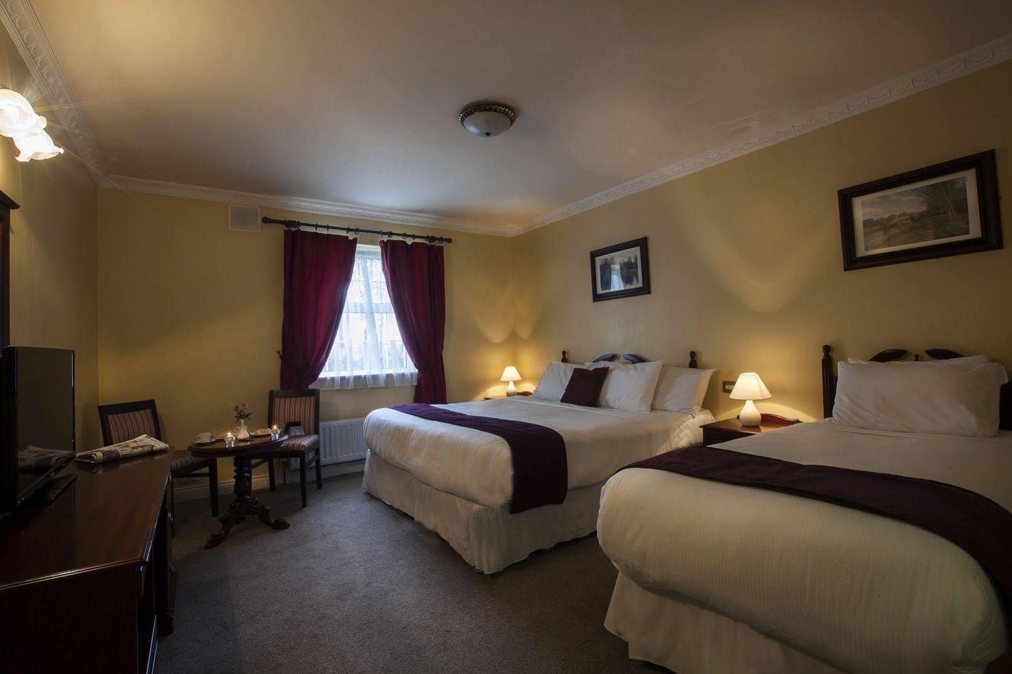 Woodford Dolmen Hotel 4*